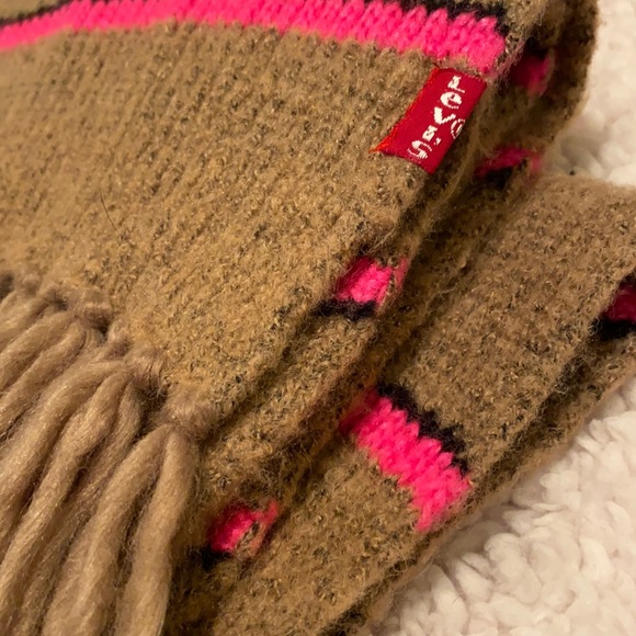Levi’s Scarf - Picture 8 of 9